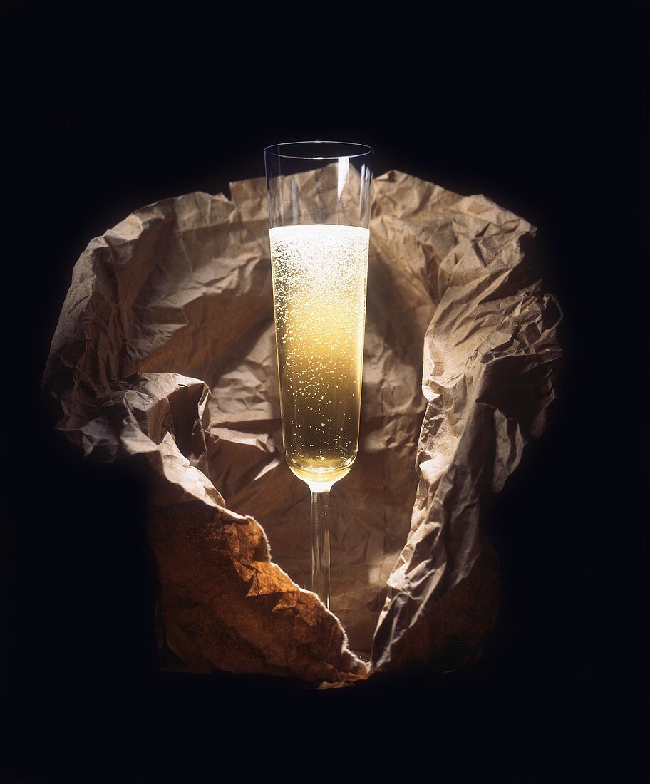 Champagner-Kelch mit Papiertüte