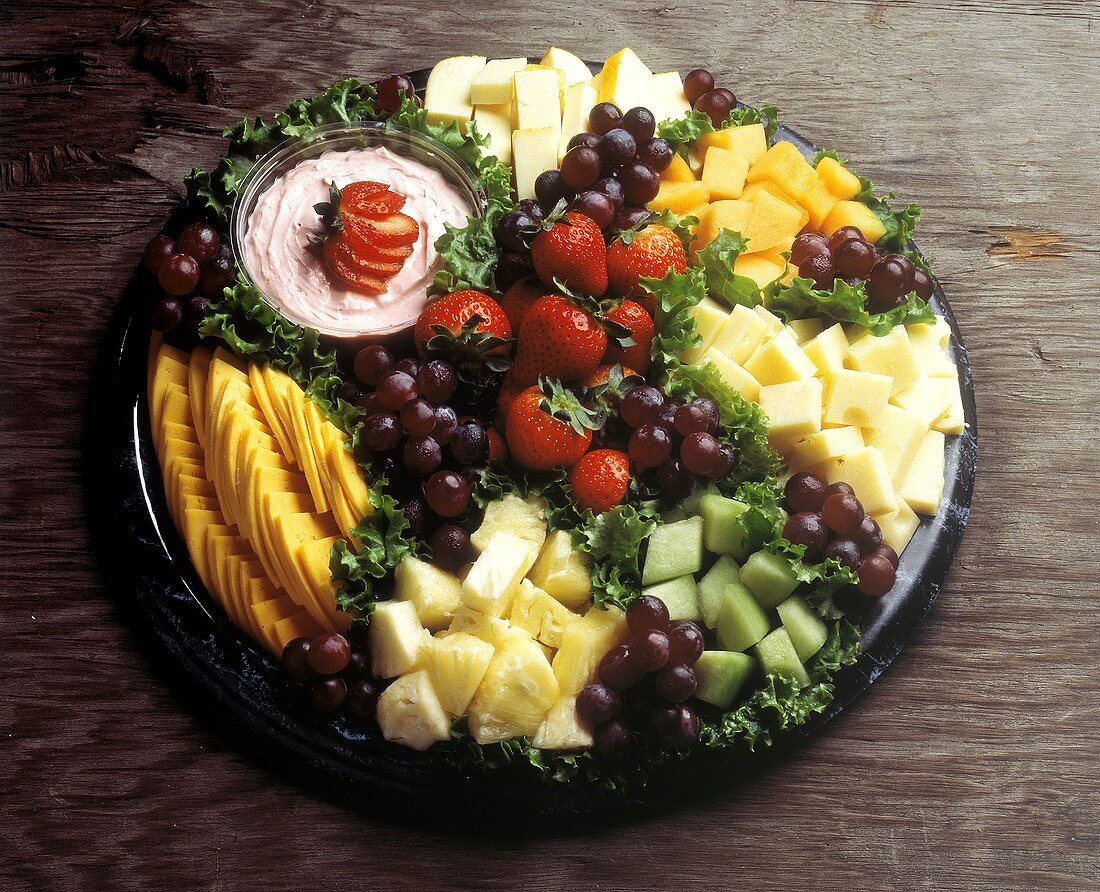 Vorspeisenteller mit Käse, frischem Obst und Erdbeercreme