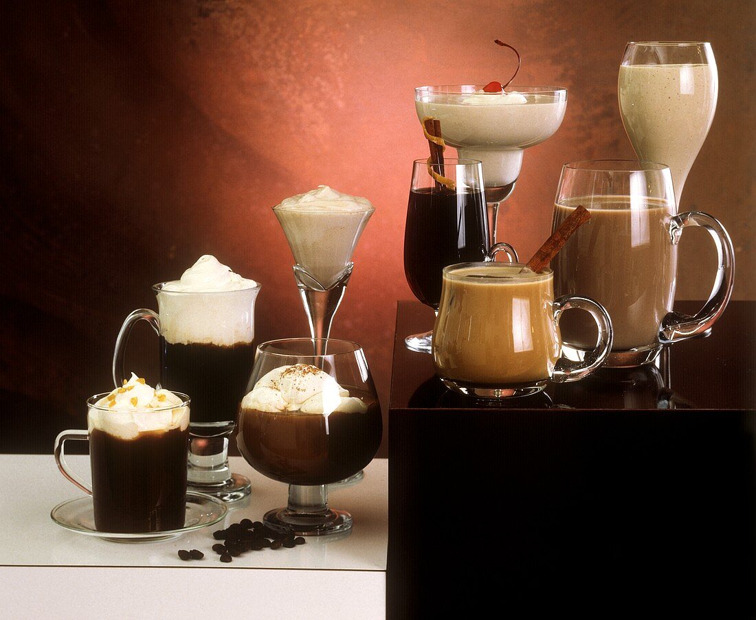Verschiedene Kaffeegetränke mit Schlagsahne & Kakaogetränke