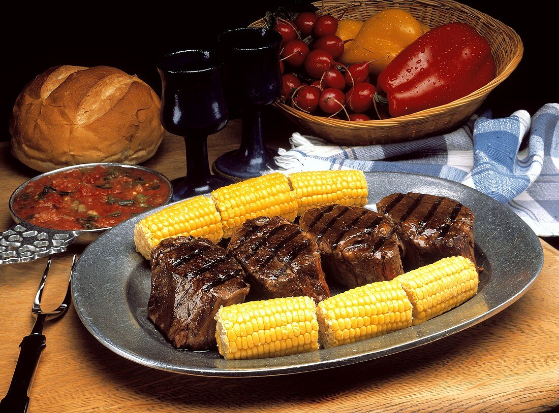 Rinderfilet mit Maiskolben, Tomatensauce, Brot & rohem Gemüse