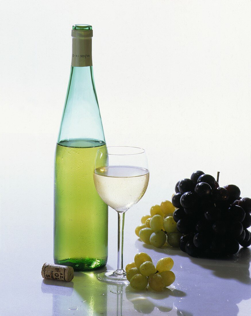 Eine Flasche Weißwein mit Glas