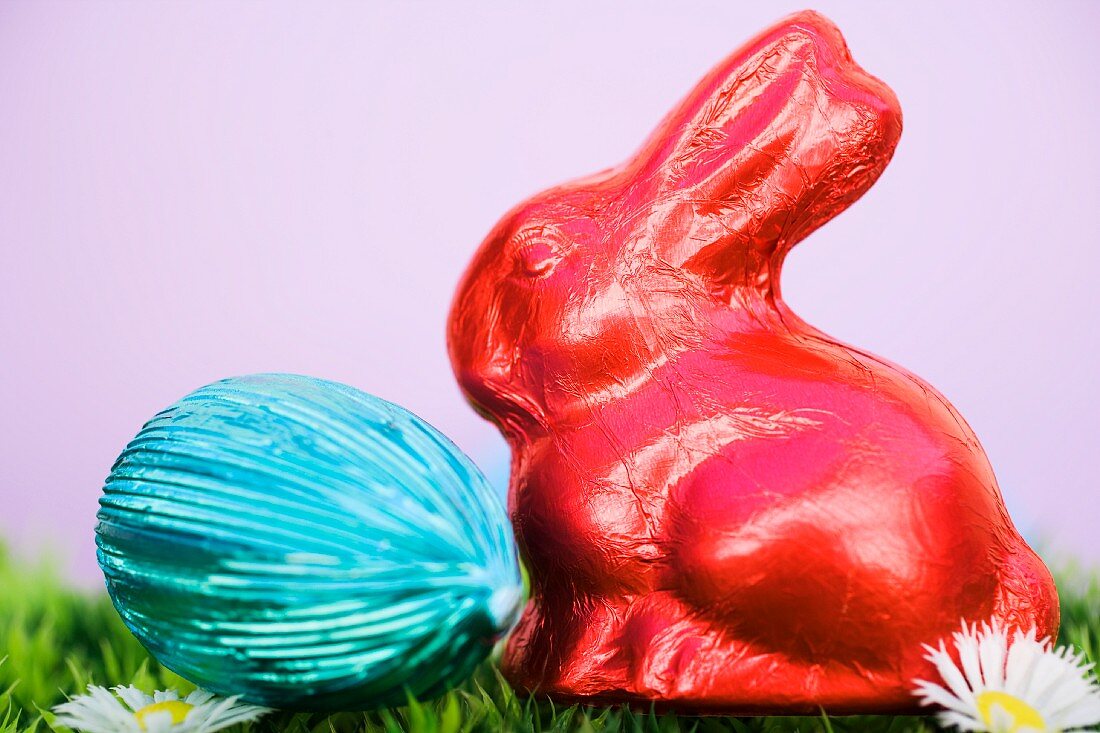 A chocolate bunny and a chocolate egg wrapped in foil