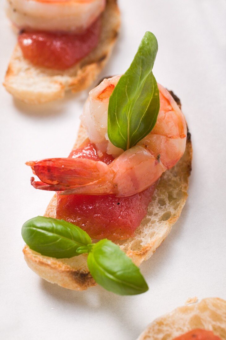 Canapés mit Garnelen, Tomaten und Basilikum (Close Up)