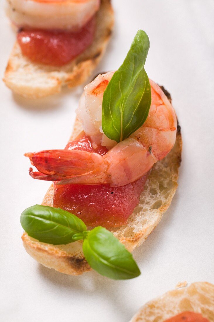 Canapés with prawns, tomatoes and basil (close-up)