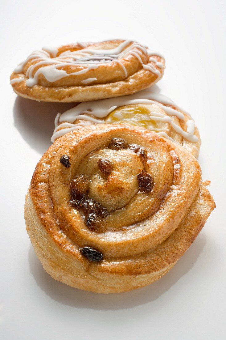 Puff pastry raisin buns with icing