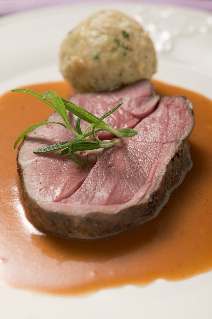 Hirschsteak mit Rosmarin und Semmelknödel in Sauce