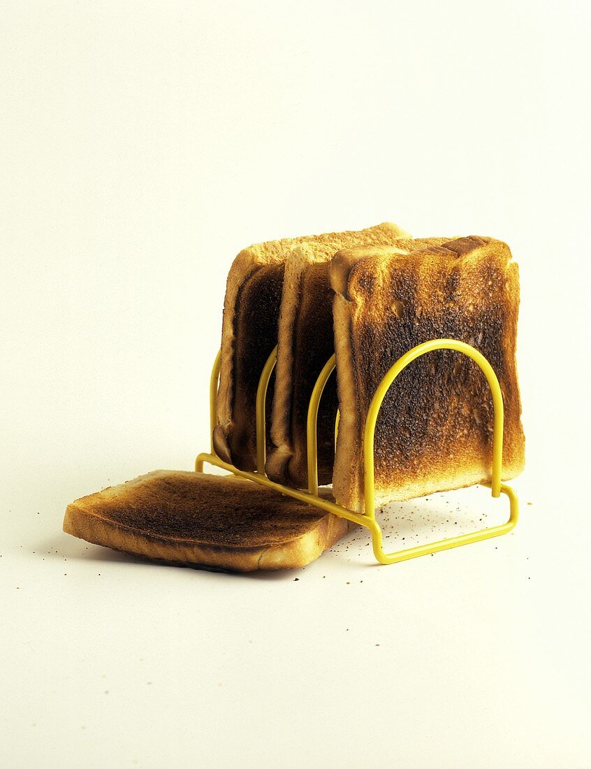 Verbrannte Toasts in einem Toastgestell