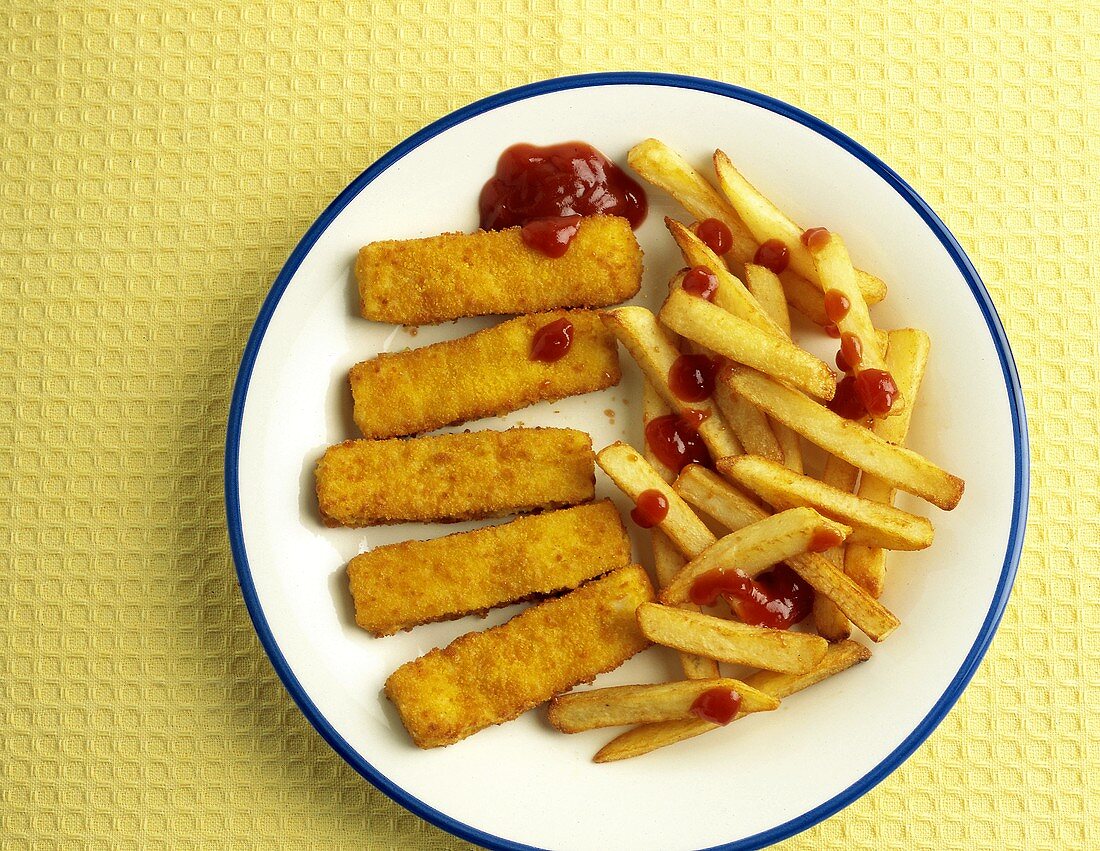 Fischstäbchen mit Pommes frites und Ketchup auf Teller