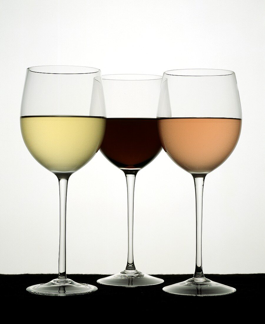 Je ein Glas Weißwein, Rotwein und Rose