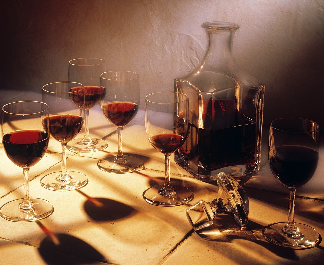 Rotwein in mehreren Gläsern und Karaffe