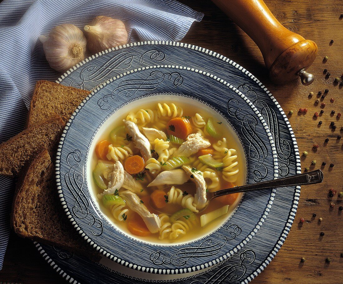 Gemüsesuppe mit Spiralnudeln und Hähnchen