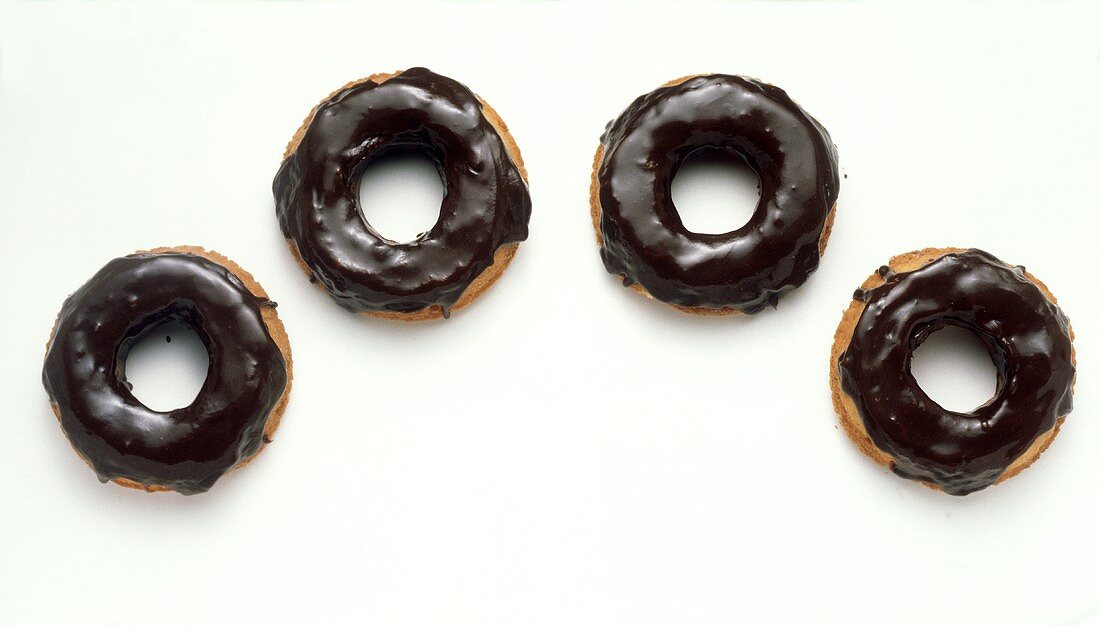 Donuts mit Schokoladenglasur auf weißem Untergrund