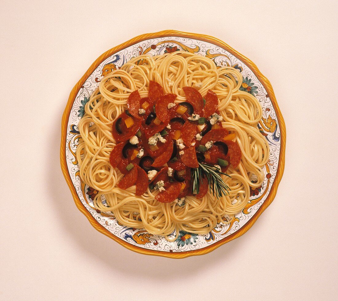 Spaghetti mit Paprikawurst, Oliven und Blauschimmelkäse