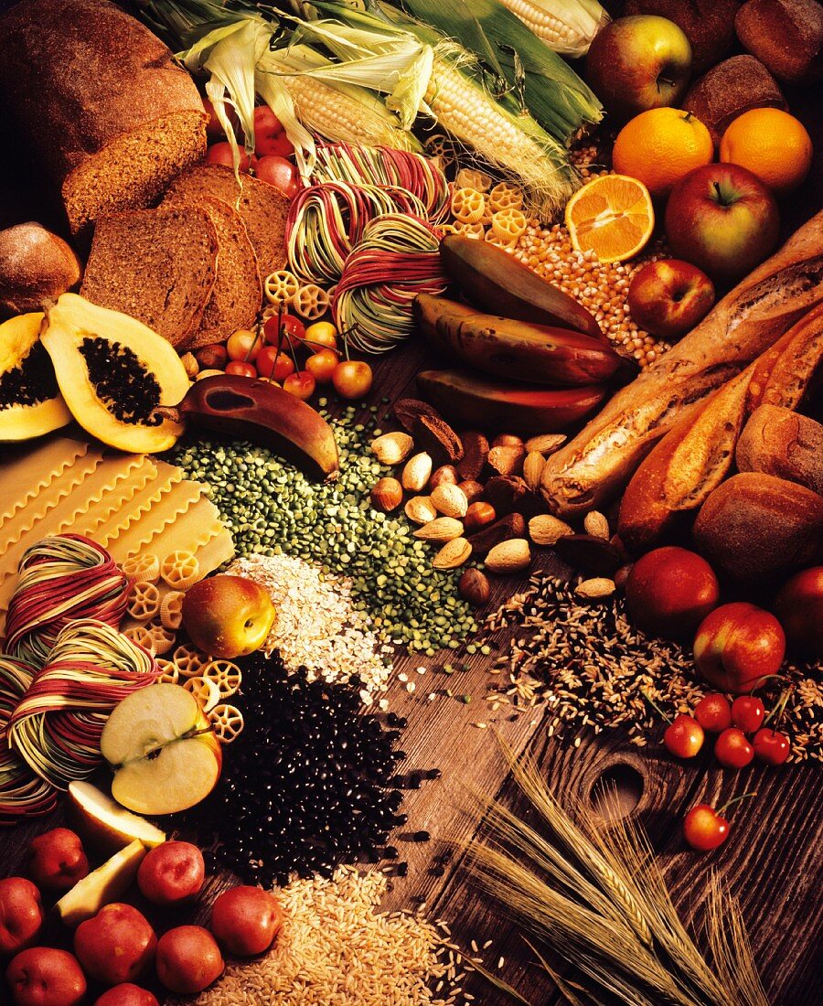 Stillleben mit Obst, Gemüse, Brot, Nudeln, Getreide und Nüssen