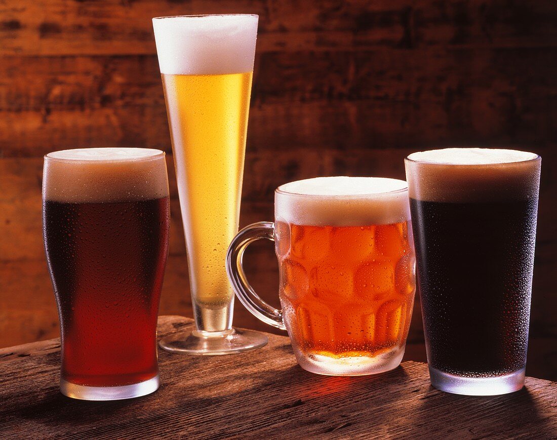 Vier verschiedene Biersorten in Gläsern