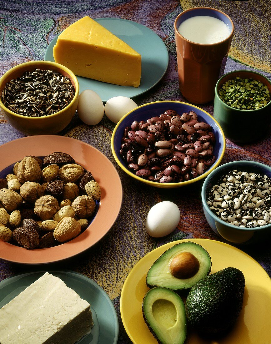 Stillleben mit proteinreichem Gemüse, Nüssen, Käse, Milch etc.