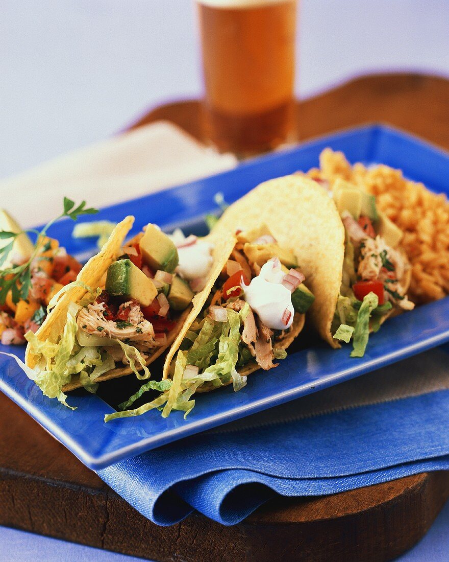 Hähnchen-Avocado-Tacos mit Reis