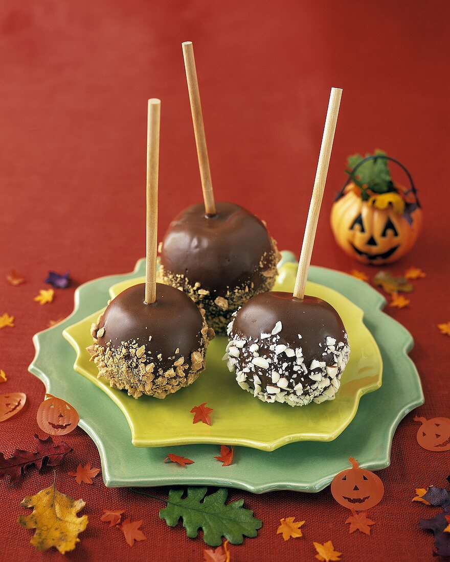 Schokoladenäpfel mit gehackten Nüssen zu Halloween
