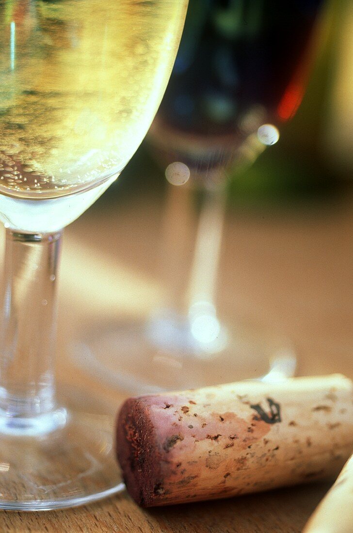 Rotweinkorken neben einem Weißwein- und Rotweinglas