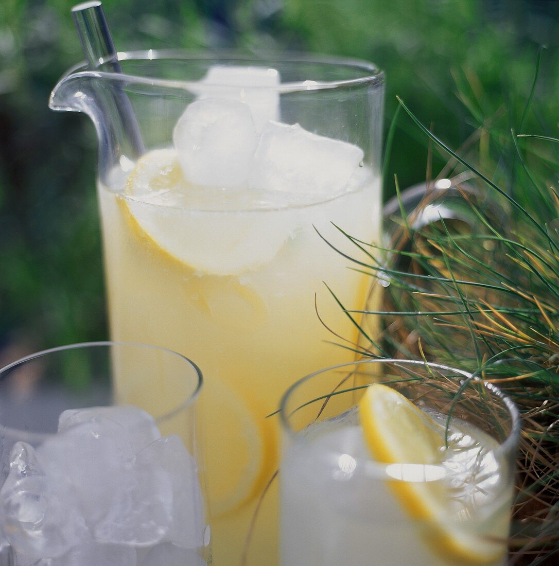 Limonade mit Zitronenscheiben und Eiswürfeln (aussen)