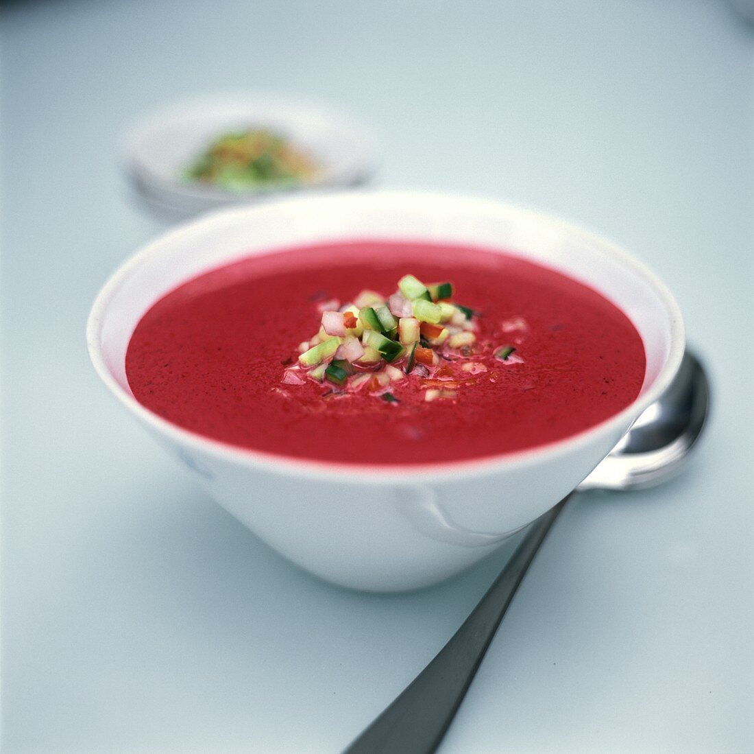 Cremige Rote-Bete-Suppe, garniert mit fein gehacktem Gemüse