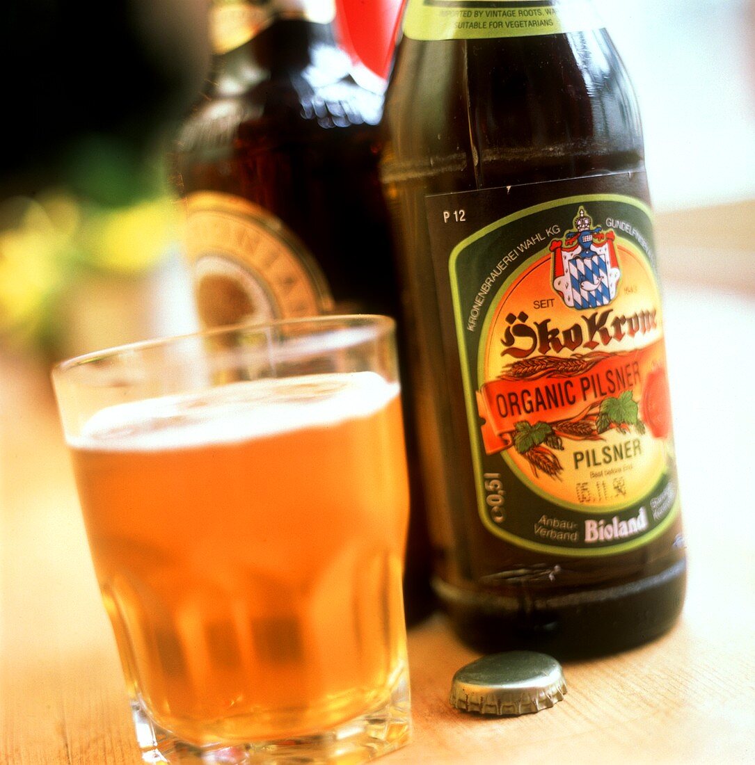 Pilsner Öko-Bier in Glas und Flasche