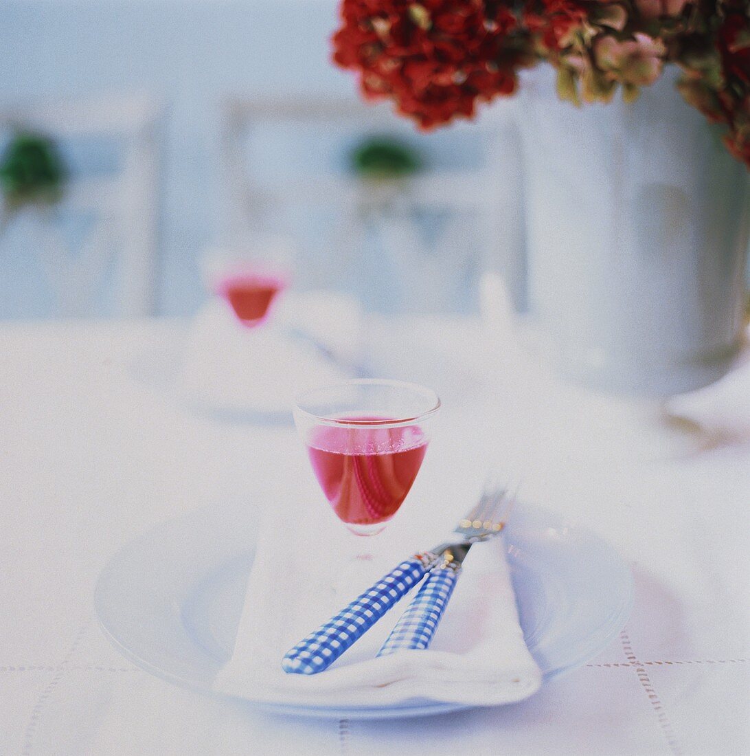 Gedeckter Tisch mit Fruchtsaft auf Tellern
