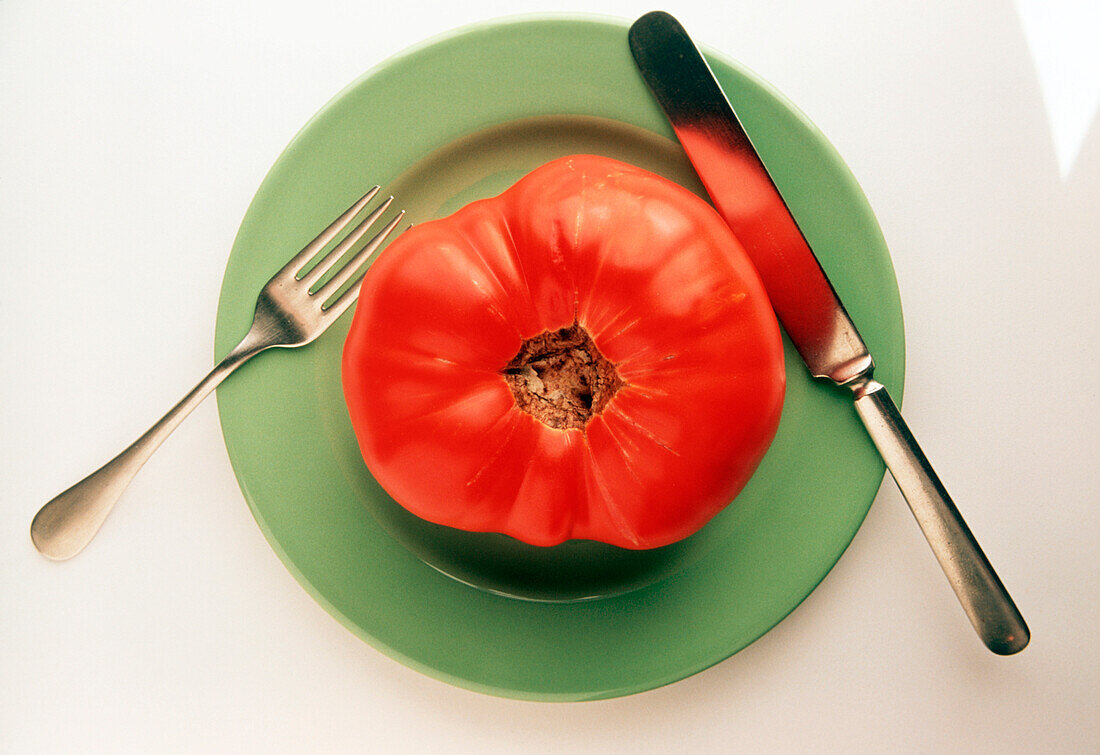 Grosse Fleischtomate auf Teller