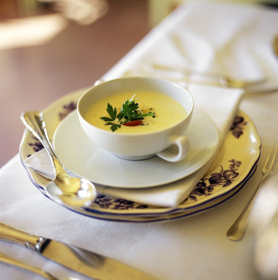 Pilzcremesuppe mit Petersilie in Suppentasse