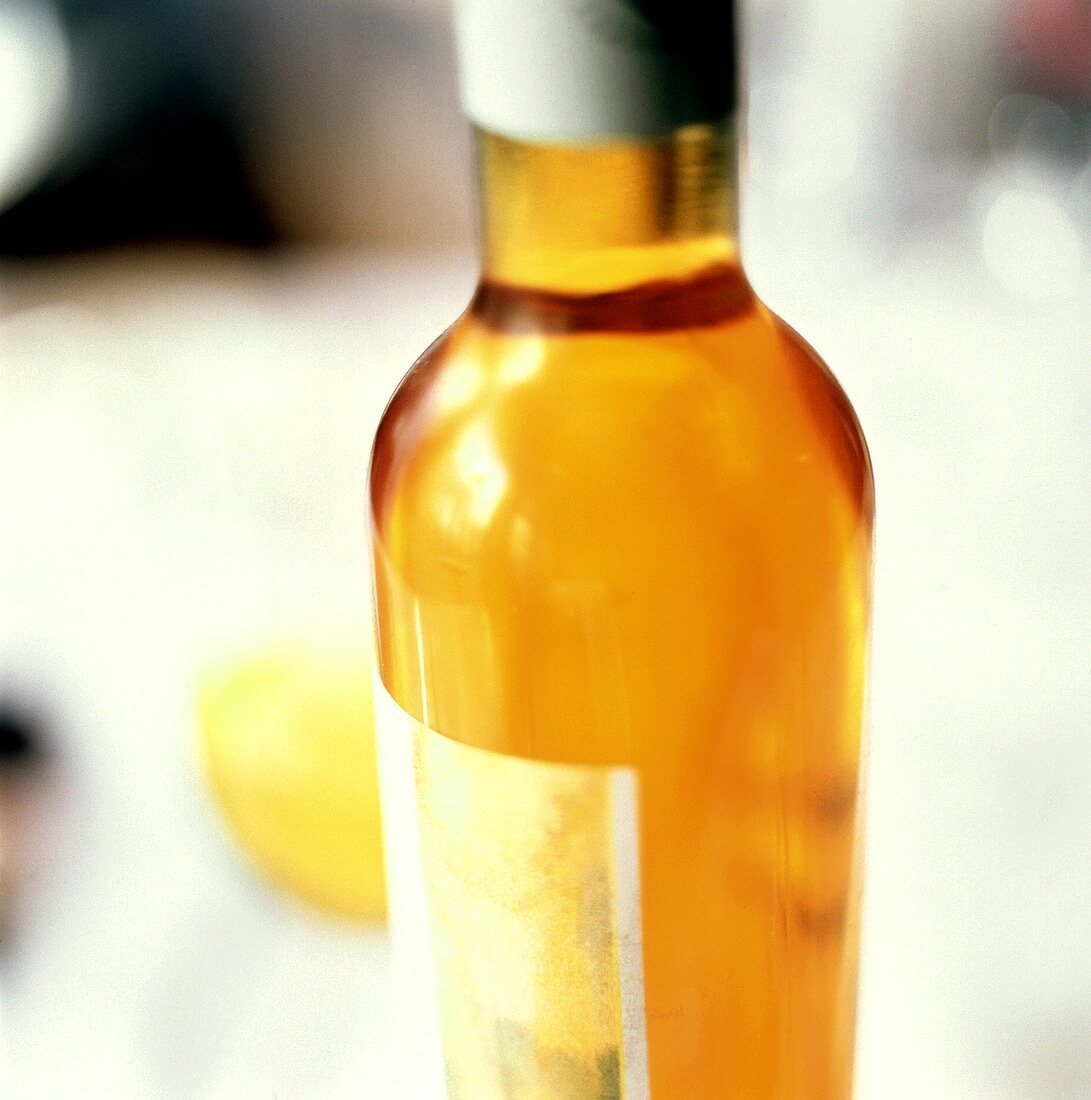 Eine Flasche Weißwein