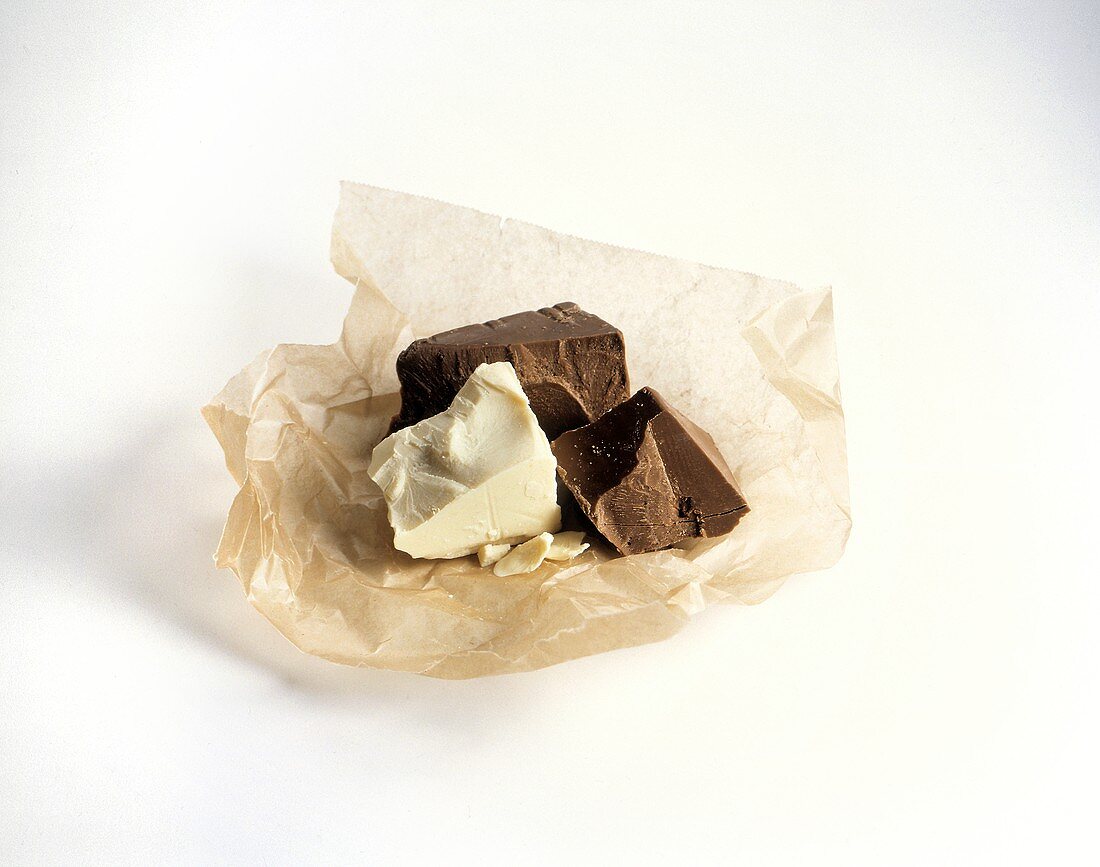 weiße und dunkle Schokoladenstücke auf Papier