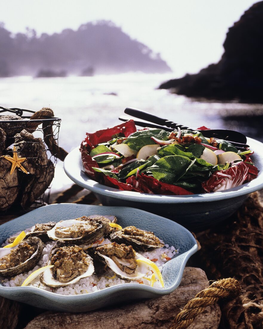 Austern mit Salat an der Meeresküste