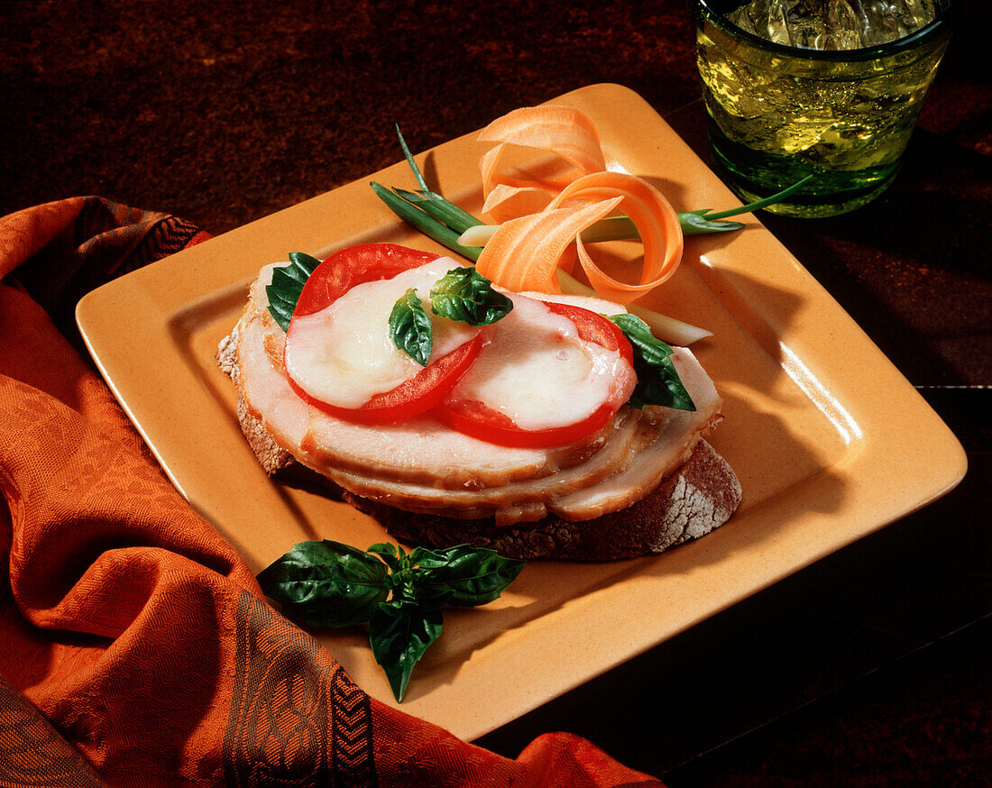 Belegtes Brot mit Putenschinken, Tomaten und Käse