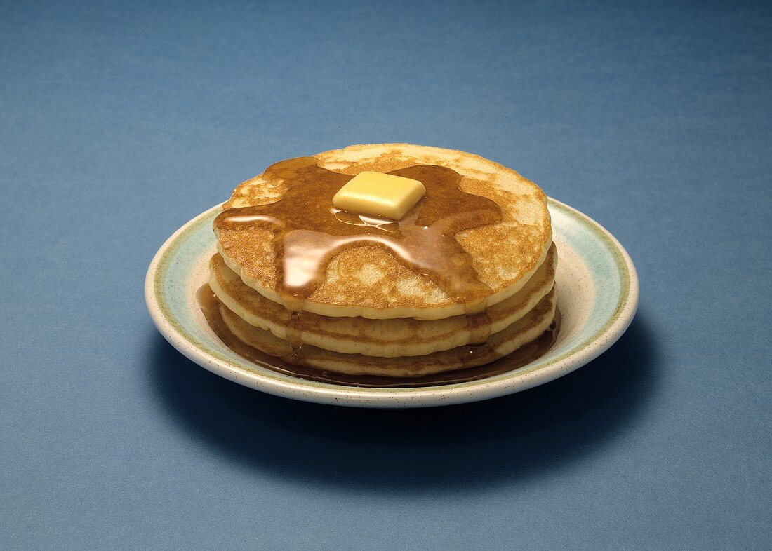 Pancakes mit Ahornsirup und Butter