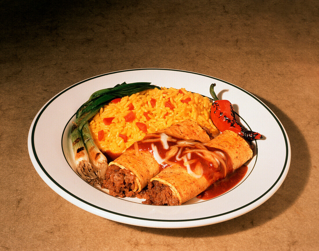 Rindfleisch-Enchiladas mit Chili-Reis auf Teller