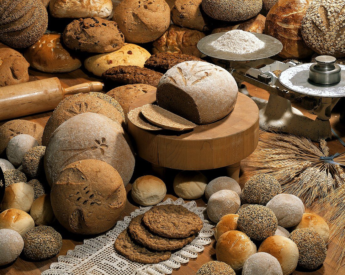 Stillleben mit verschiedenen Broten, Brötchen und Keksen