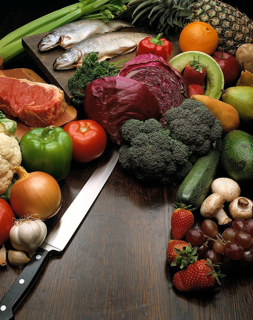 Stillleben mit Gemüse, Obst, Fisch und Rindfleisch
