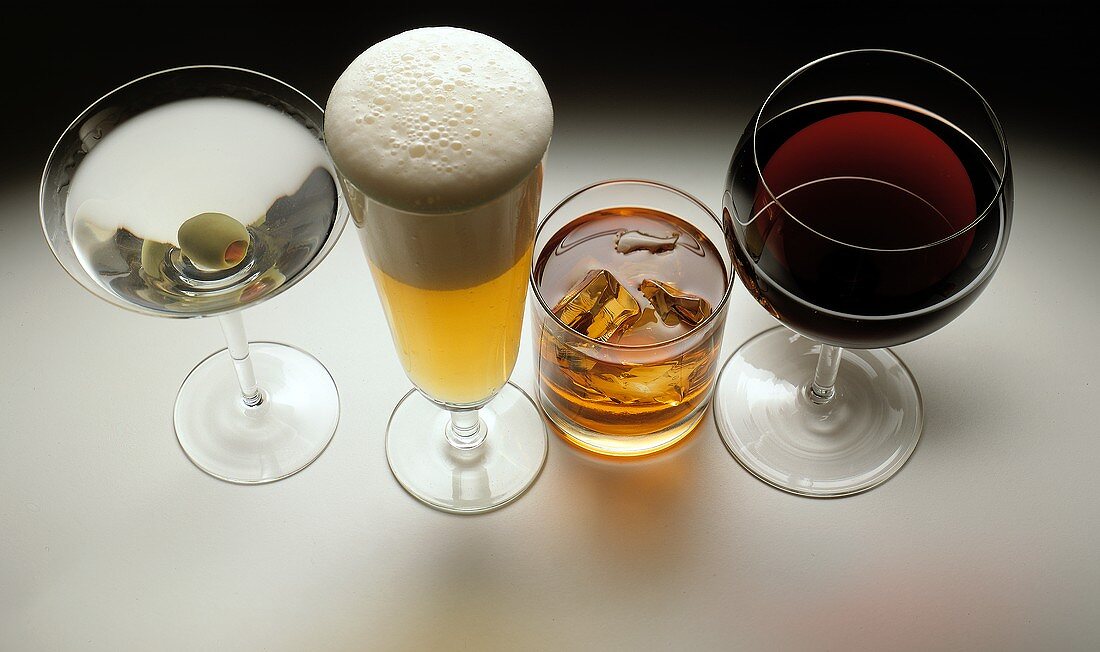 Vier Getränke: Martini, Bier, Scotch und Rotwein