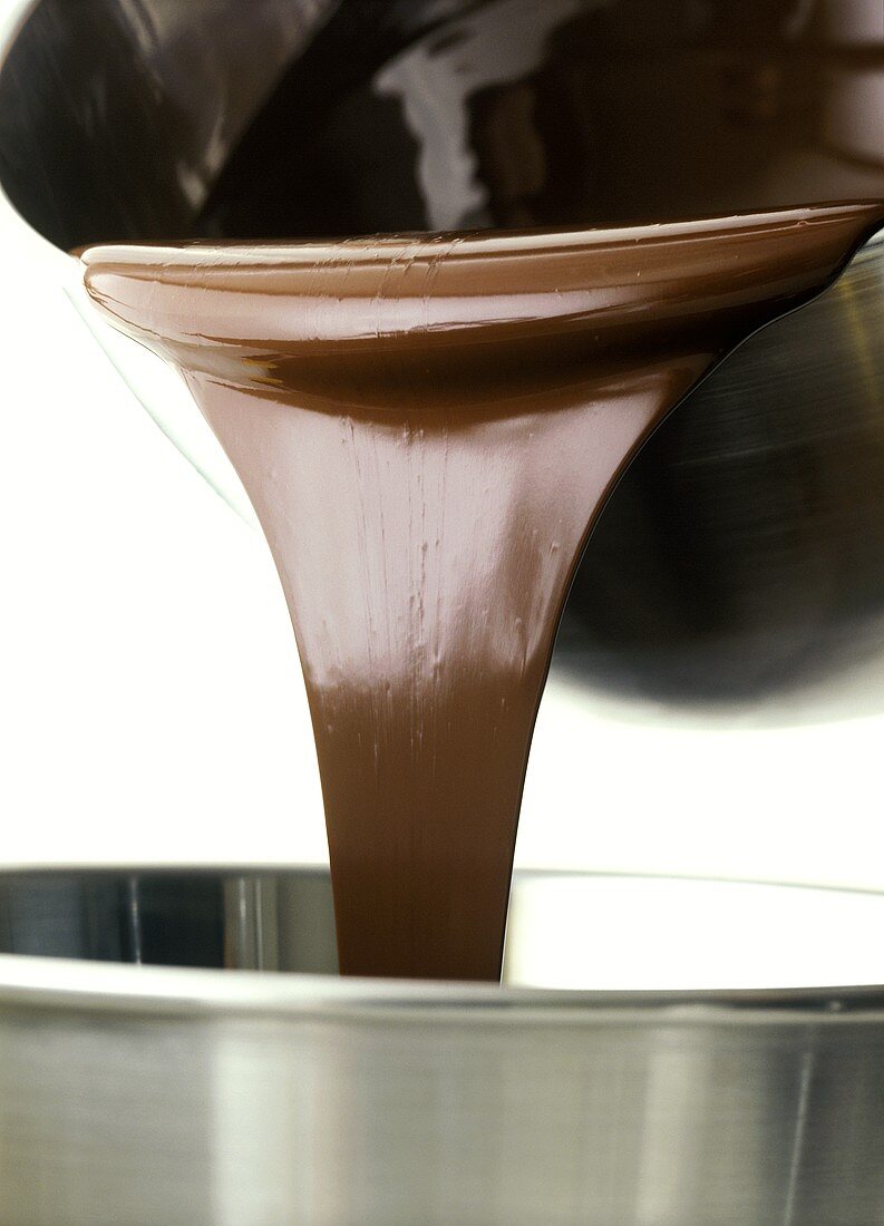 Geschmolzene Schokolade in eine Schüssel gießen