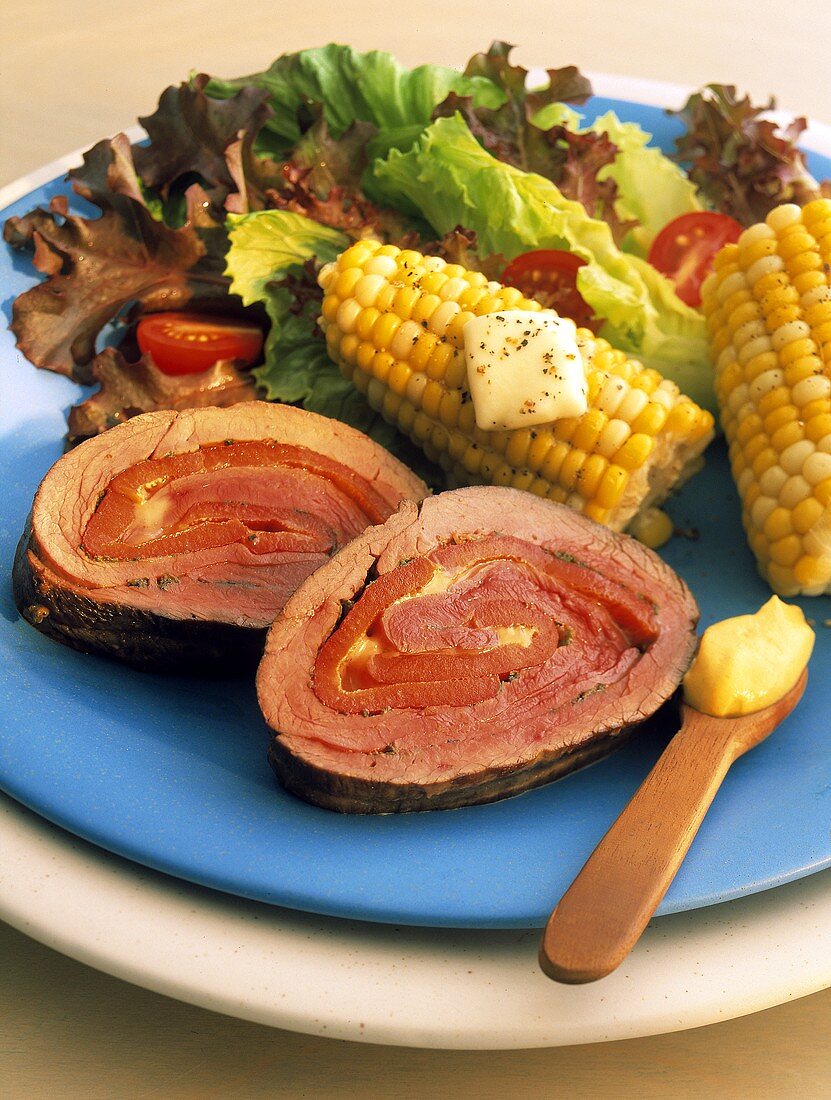 Rinderrollbraten mit Maiskolben und Salat