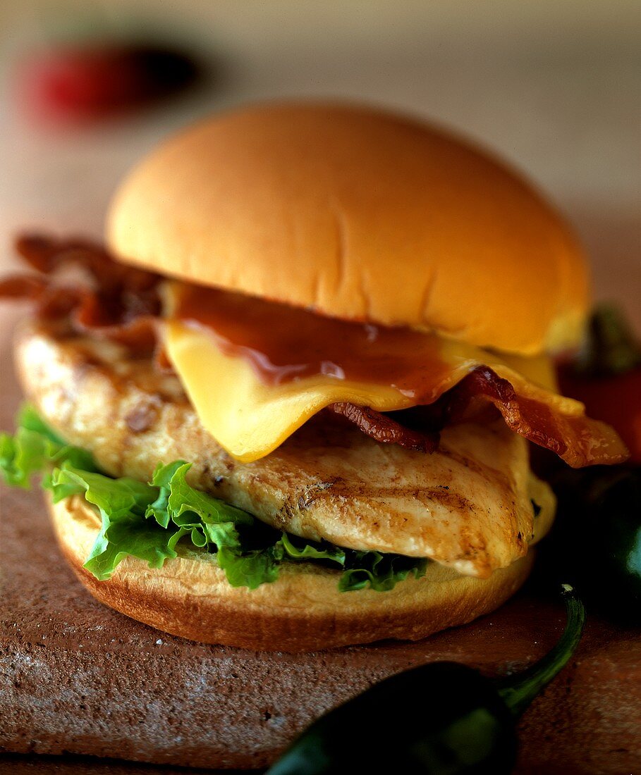 Cheeseburger mit gegrillter Hähnchenbrust und Speck