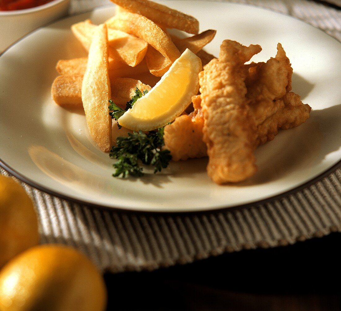 Fish and Chips: fritierte Fischstücke mit Pommes frites