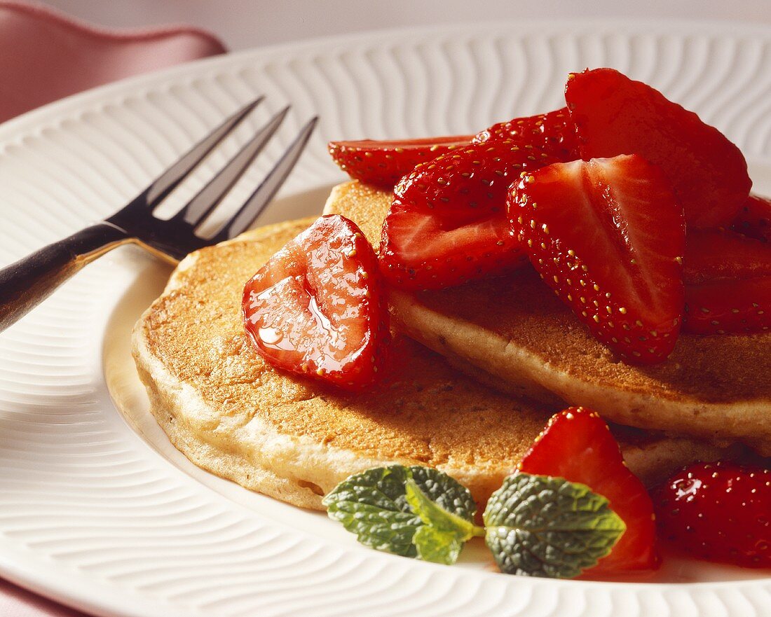 Pancakes mit frischen Erdbeeren