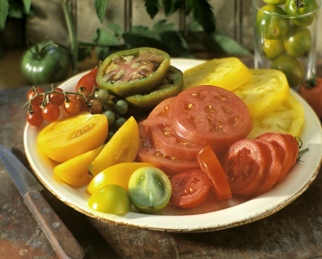 Verschiedene geschnittene Tomaten auf Teller