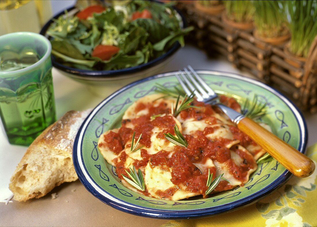 Ravioli mit Tomatensauce