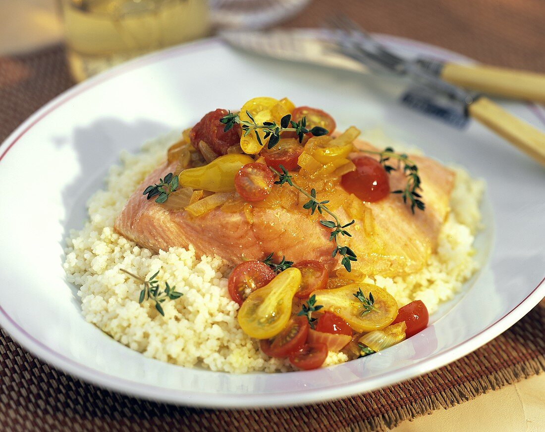 Lachs auf Couscous mit Kirschtomatenrelish