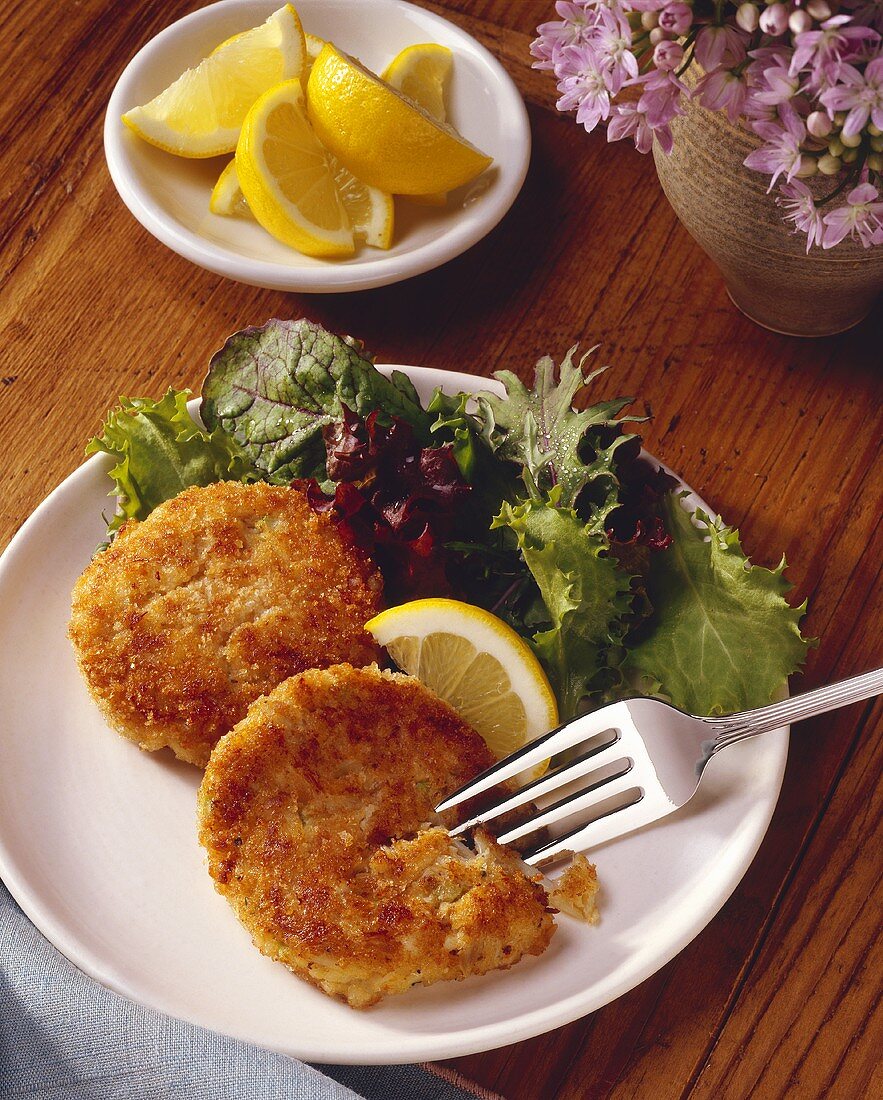 Crabcakes mit Blattsalat und Zitronen