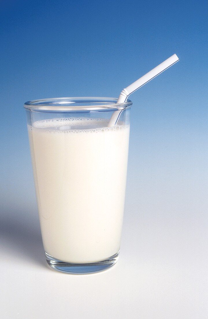 Glas Milch mit Strohhalm