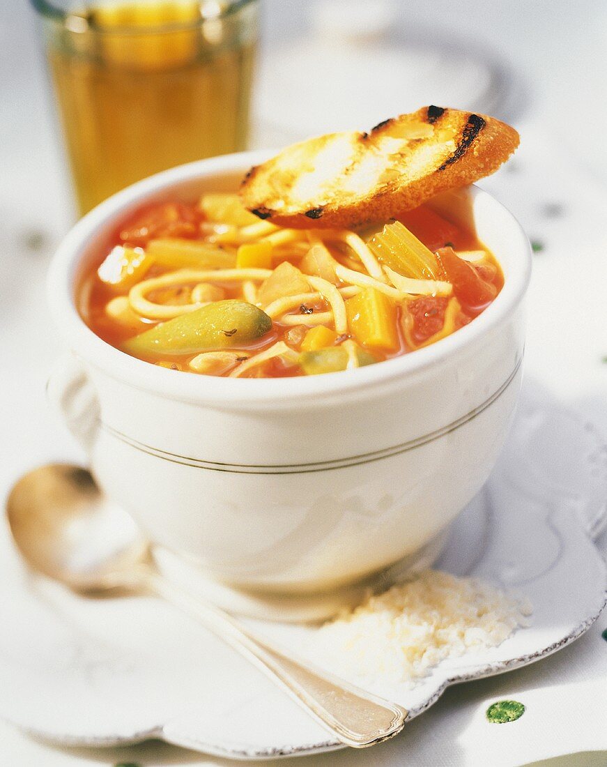 Minestrone mit gegrillter Brotscheibe