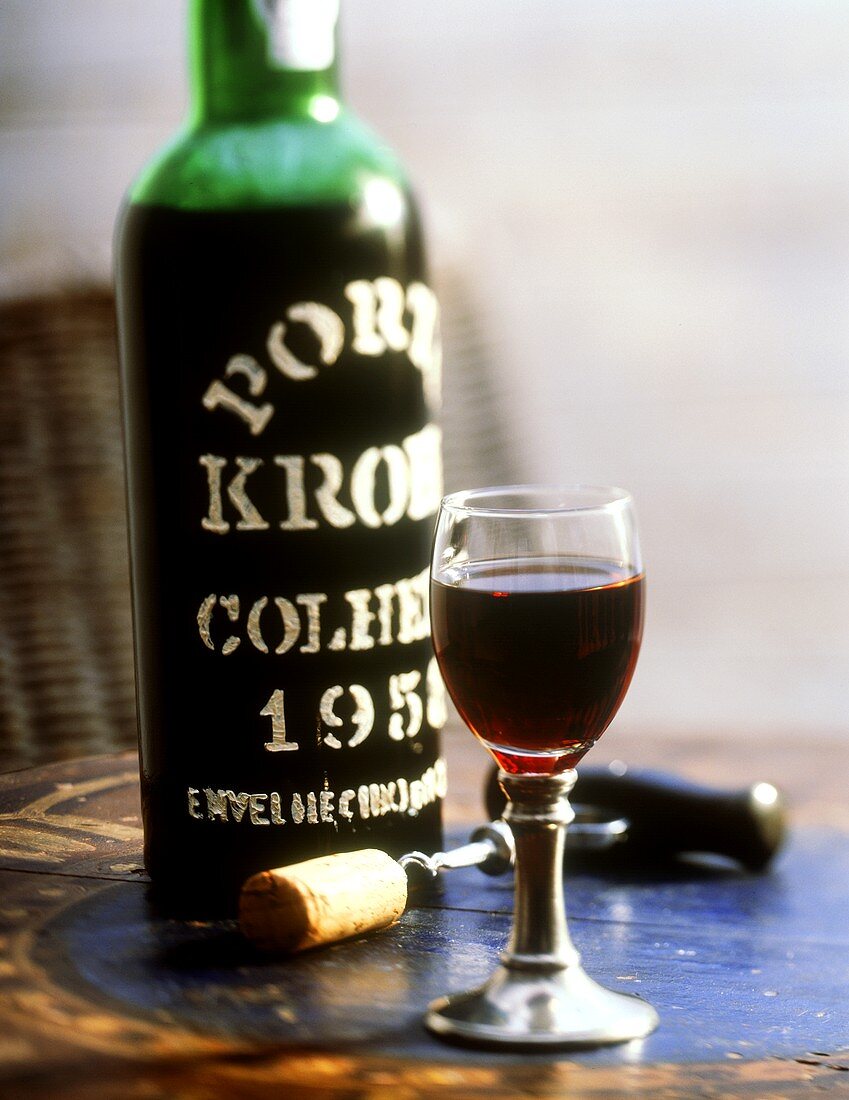 Jahrgangsportwein 1958 mit Glas